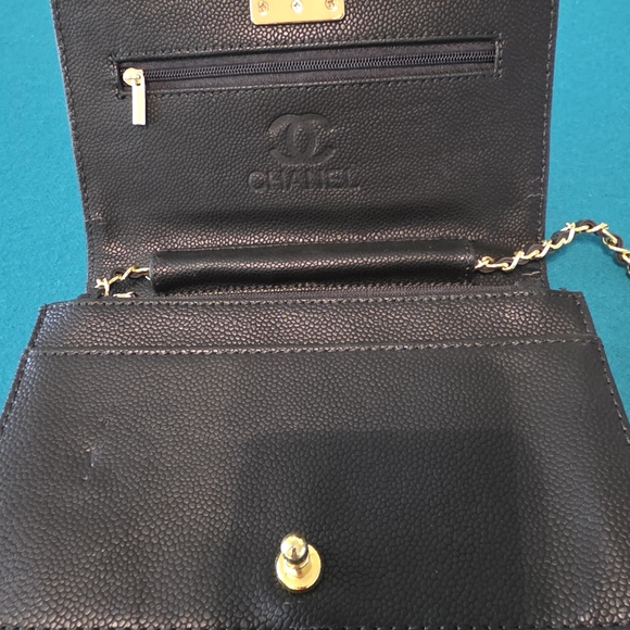 Chic Black Quilted Crossbody Bag with Chain Strap - Picture 3 of 4